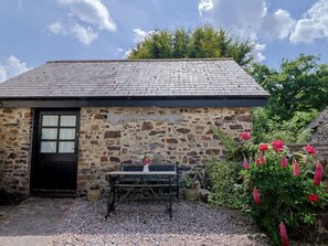 Outdoor dining - The Old Workshop, Knowstone (South Molton)