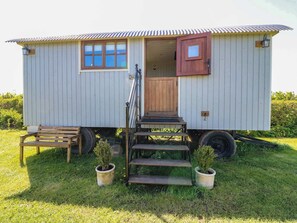 Exterior - Sweet Caroline Shepherd's Hut Retreat (Newark)