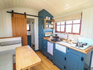 Private kitchen - Sweet Caroline Shepherd's Hut Retreat (Newark)
