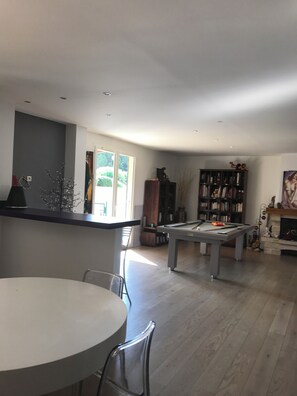 Games room - VILLA FOR 6/8 PEOPLE, PRIVATE POOL, BETWEEN LAKE, SEA, MOUNTAINS AND SPAIN. (Villeneuve-de-la-Raho)