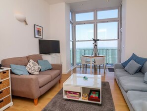 Living area - 4 Oceanside Apartments, Ilfracombe (Ilfracombe)
