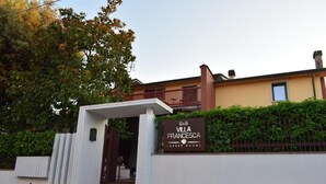 A villa with a gated entrance, a signboard for B&B VILLA FRANCESCA LUXURY ROOMS, and a white fence. - Ad Ricezioni Villa Francesca (San Demetrio Corone)