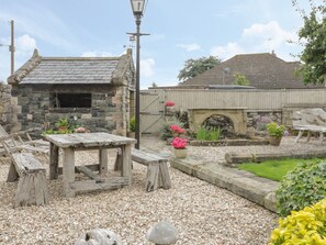 Outdoor dining - The Banquet House, Rhuddlan (Rhyl)