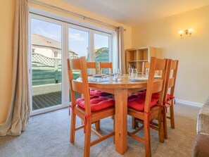 Dining - Cres is in Tintagel, Cornwall. (Tintagel)