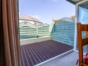 Terrace/patio - Cres is in Tintagel, Cornwall. (Tintagel)