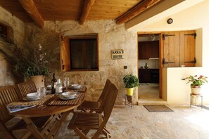 Outdoor dining - Ontas by Praxithea Traditional Home  (GAVALOXORI)