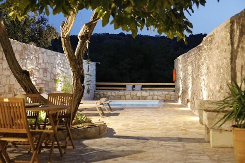 Ontas by Praxithea Traditional Home 