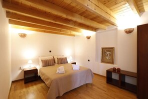 Room - Ontas by Praxithea Traditional Home  (GAVALOXORI)