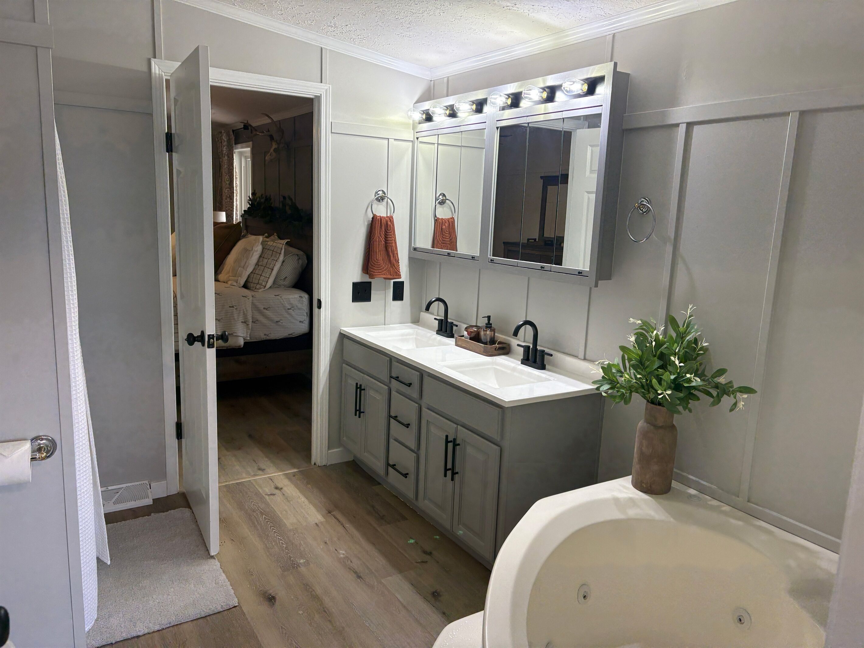 Douche, séchoir à cheveux, serviettes fournies