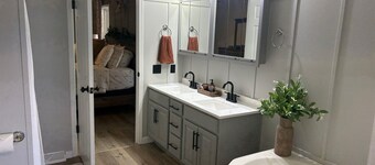 Minutes from Lake |Fire Pit | Like-New 3BR Retreat