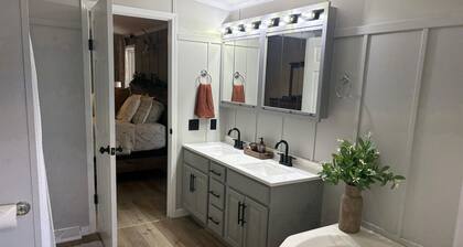 Minutes from Lake |Fire Pit | Like-New 3BR Retreat