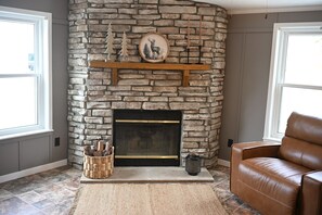 Smart TV y chimenea 