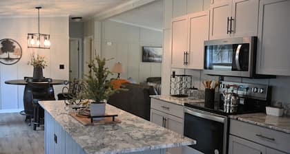 Minutes from Lake |Fire Pit | Like-New 3BR Retreat