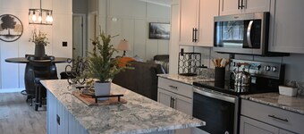 Minutes from Lake |Fire Pit | Like-New 3BR Retreat