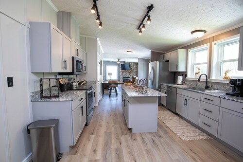 Minutes from Lake |Fire Pit | Like-New 3BR Retreat