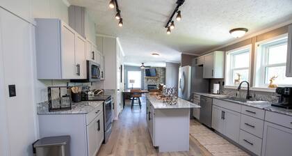 Minutes from Lake |Fire Pit | Like-New 3BR Retreat