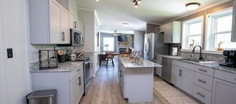 Minutes from Lake |Fire Pit | Like-New 3BR Retreat