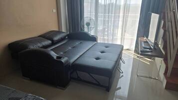 Room, 1 Bedroom, Accessible | Living area