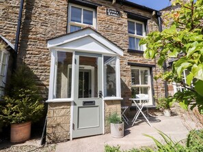 Exterior - Sunny Bank, Brookhouse (Lancaster)