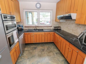 Private kitchen - The Pirate: Coastal Retreat Amroth (Narberth)