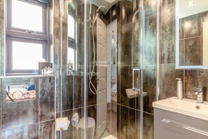 Shower - Armando, Devoran, Cornwall (Truro)