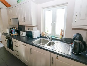 Private kitchen - Charming Love Cottage in Tenby (Tenby)