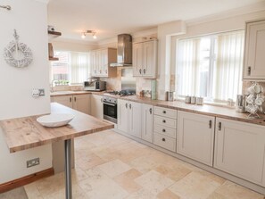 Dishwasher - Lilly May Cottage: Pet-Friendly Stay (Bridlington)