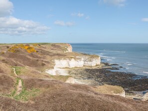 Beach nearby - Lilly May Cottage: Pet-Friendly Stay (Bridlington)