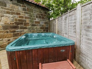 Outdoor spa tub - St Hilda's Cottage, Hinderwell (Saltburn-by-the-Sea)