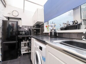Private kitchen - Merlin: A Cozy Retreat in Llithfaen (Pwllheli)