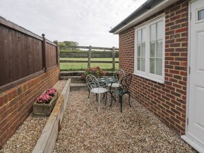 Outdoor dining - Charming Little Aluph Retreat (Ashford)