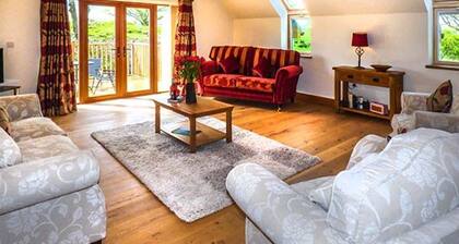 Charming Brynhir Farm Retreat