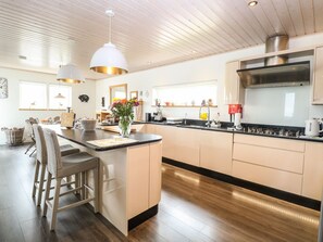 Dishwasher, high chair - Links View Retreat in Fritton (Great Yarmouth)