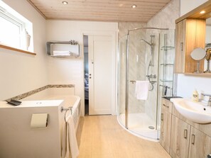 Shower - Links View Retreat in Fritton (Great Yarmouth)