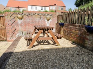 Outdoor dining - HAVEN HOUSE, over three floors, in Whitby (Whitby)