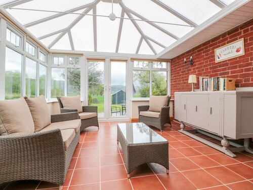 Bower View: Cozy Retreat with Woodburner
