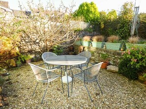 Outdoor dining - Milk Wood Cottage, Laugharne (Carmarthen)