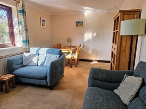 Living area - Chiffchaff: WiFi & Off-Road Parking (Padstow)