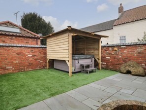 Terrace/patio - Well Cottage, Leven Near Beverley (Beverley)