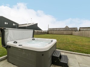 Outdoor spa tub - The Byre is in St Brides Major (Bridgend)
