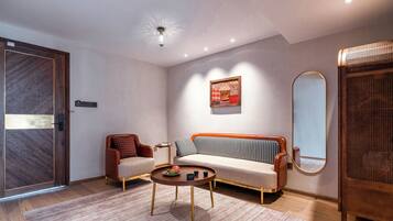 Family Suite, City View | Living area