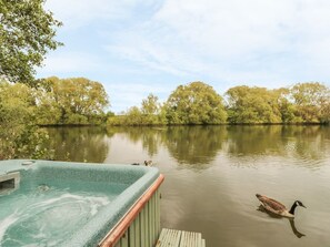 Property grounds - Island Yurt, Beckford (Tewkesbury)