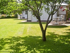 Outdoor dining - Severn Bank Lodge: Pet Friendly (Stourport-on-Severn)