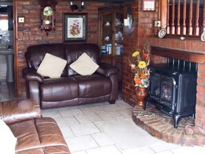 Living area - Severn Bank Lodge: Pet Friendly (Stourport-on-Severn)