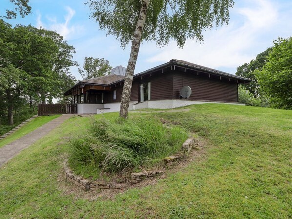 A modern house with a sloped roof, a satellite dish, and a well-maintained lawn. - Katchana: A Tranquil Retreat in Kincraig (Kingussie)