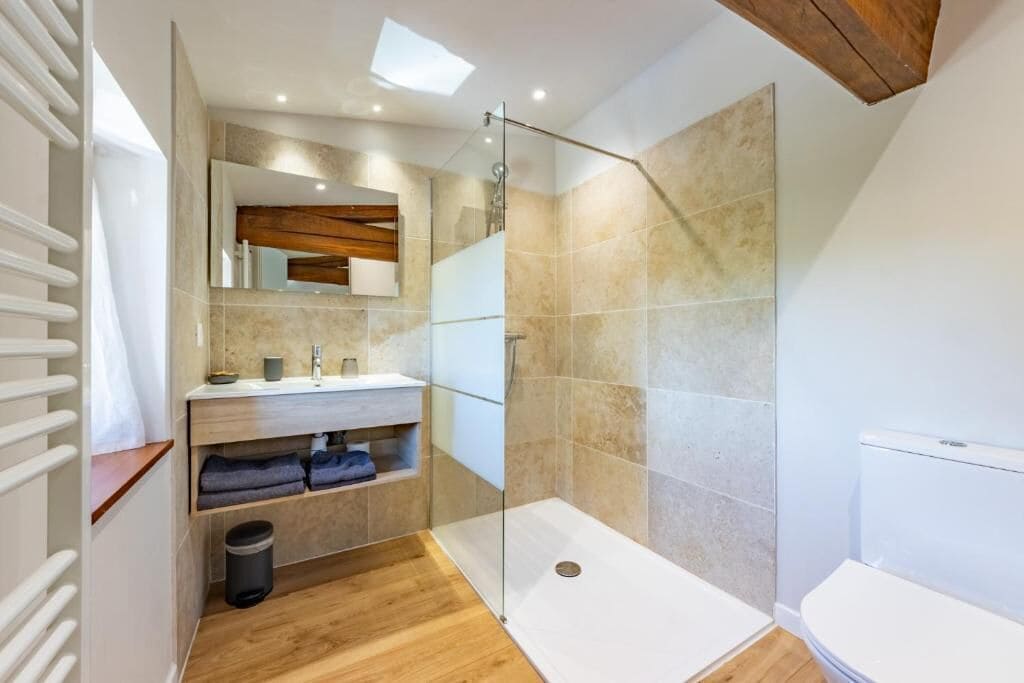 Quarto quádruplo conforto, vista para o jardim | Banheiro