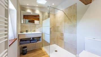 Chambre Quadruple Confort, vue jardin | Salle de bain