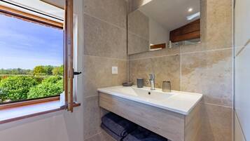 Comfort vierpersoonskamer, uitzicht op tuin | Badkamer