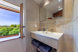 Neljän hengen comfort-huone, näköala puutarhaan | Kylpyhuone