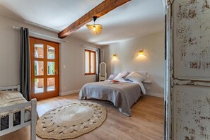 Cortinas blackout, tabla de planchar con plancha y wifi gratis 